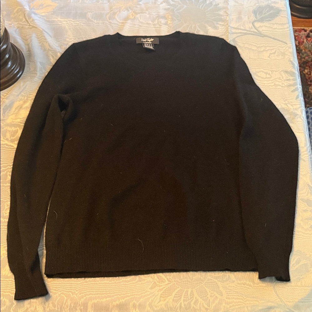 Lord &Taylor 100% cashmere sweater size M